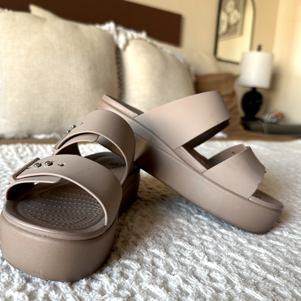 Crocs Brooklyn Buckle Sandals